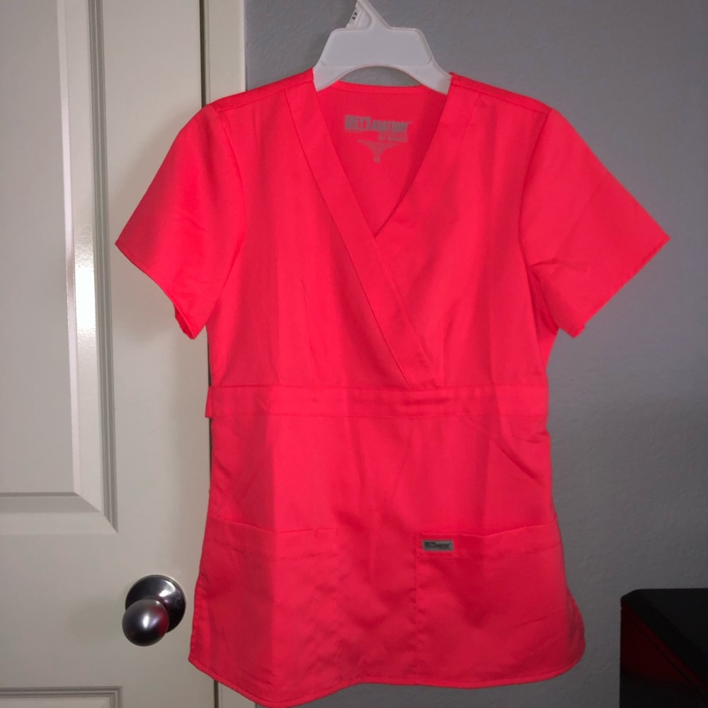 XS GREY’S ANATOMY V-NEVK SCRUB TOP (NEON PINK)